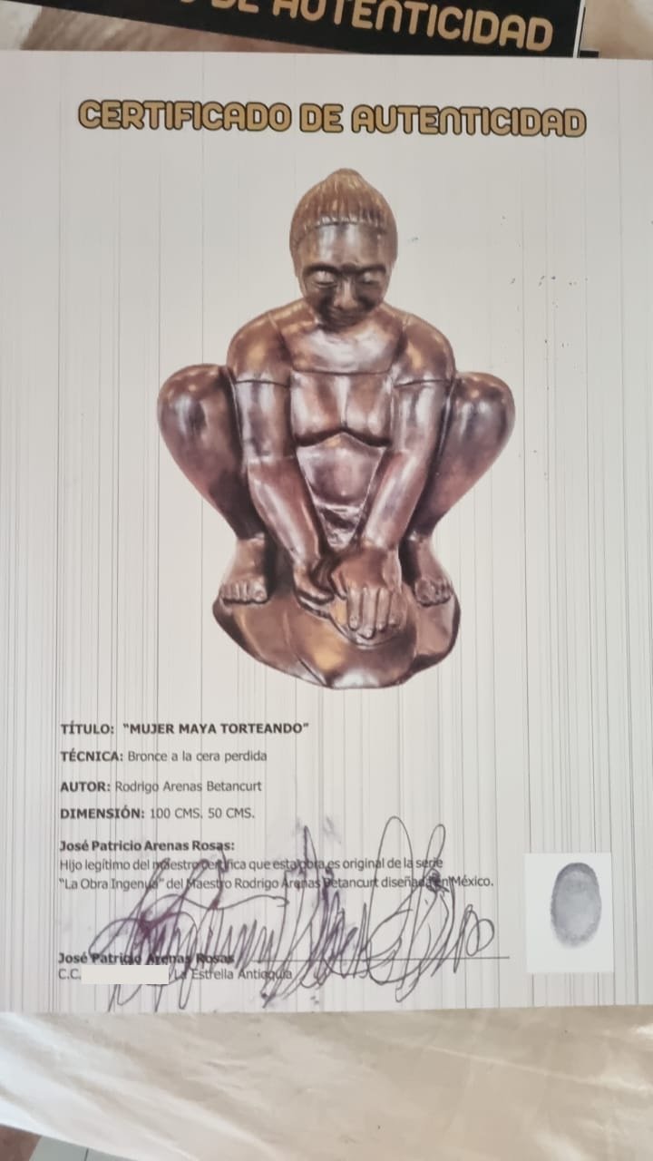 Certificado de autenticidad de Mujer Maya Torteando, bronce a la cera perdida de Rodrigo Arenas Betancourt. Fotografía del certificado completo.