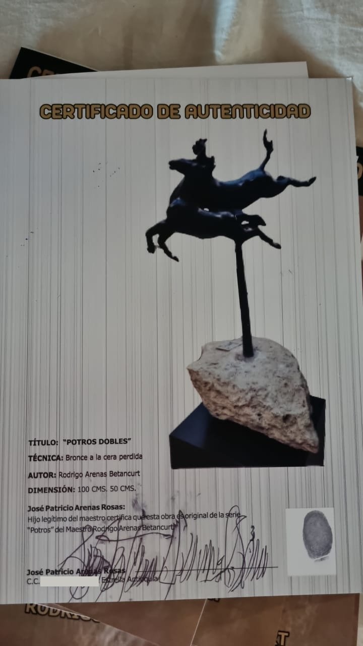 Certificado de autenticidad de Potros Dobles, bronce a la cera perdida de Rodrigo Arenas Betancourt. Fotografía del certificado completo.