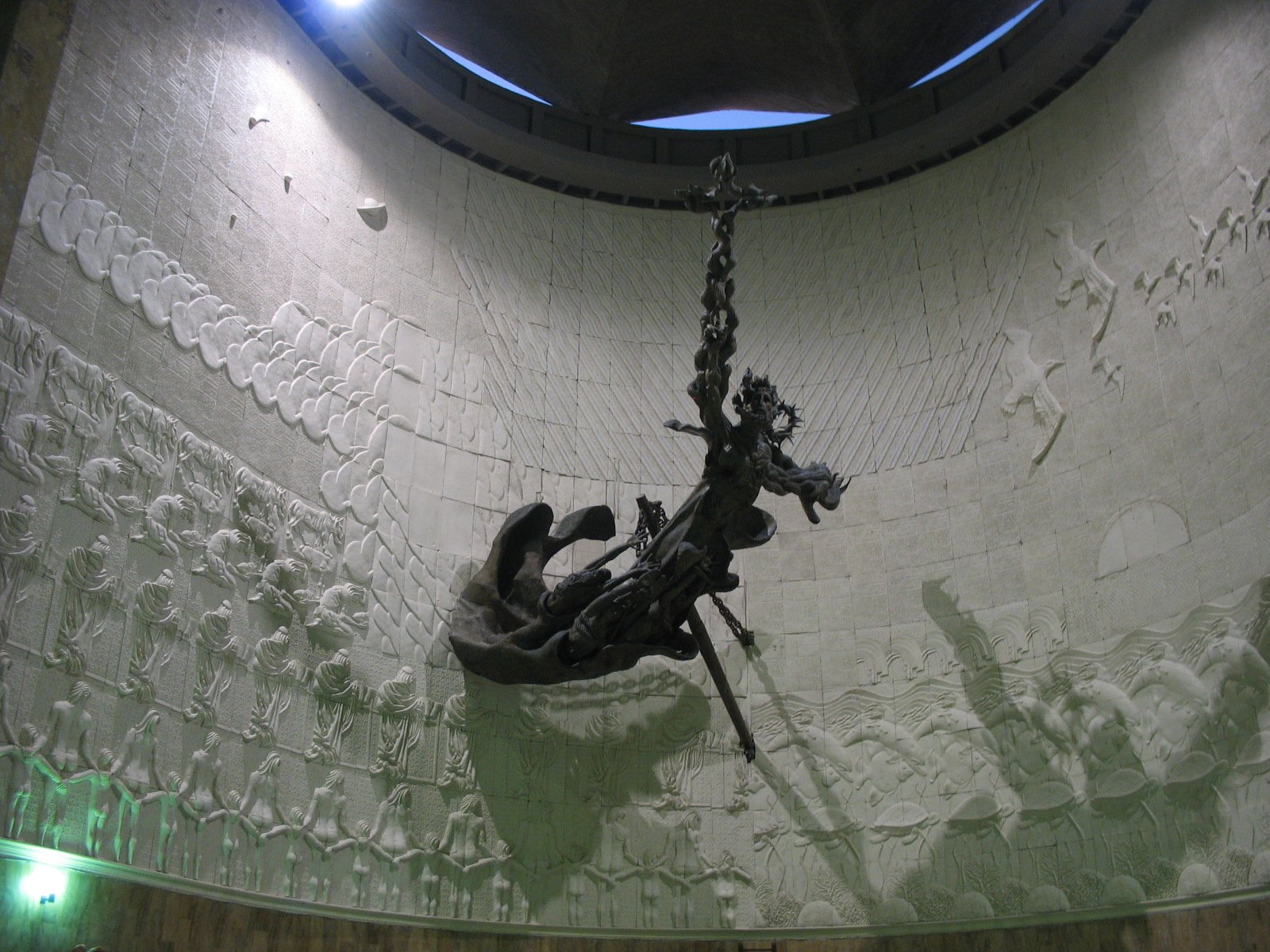 Cristo Liberador Latinoamericano, bronce en la catedral metropolitana de Barranquilla.